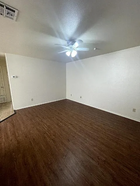 2 bed, 1.0 bath, 3072 sqft, $995 — Photo 3
