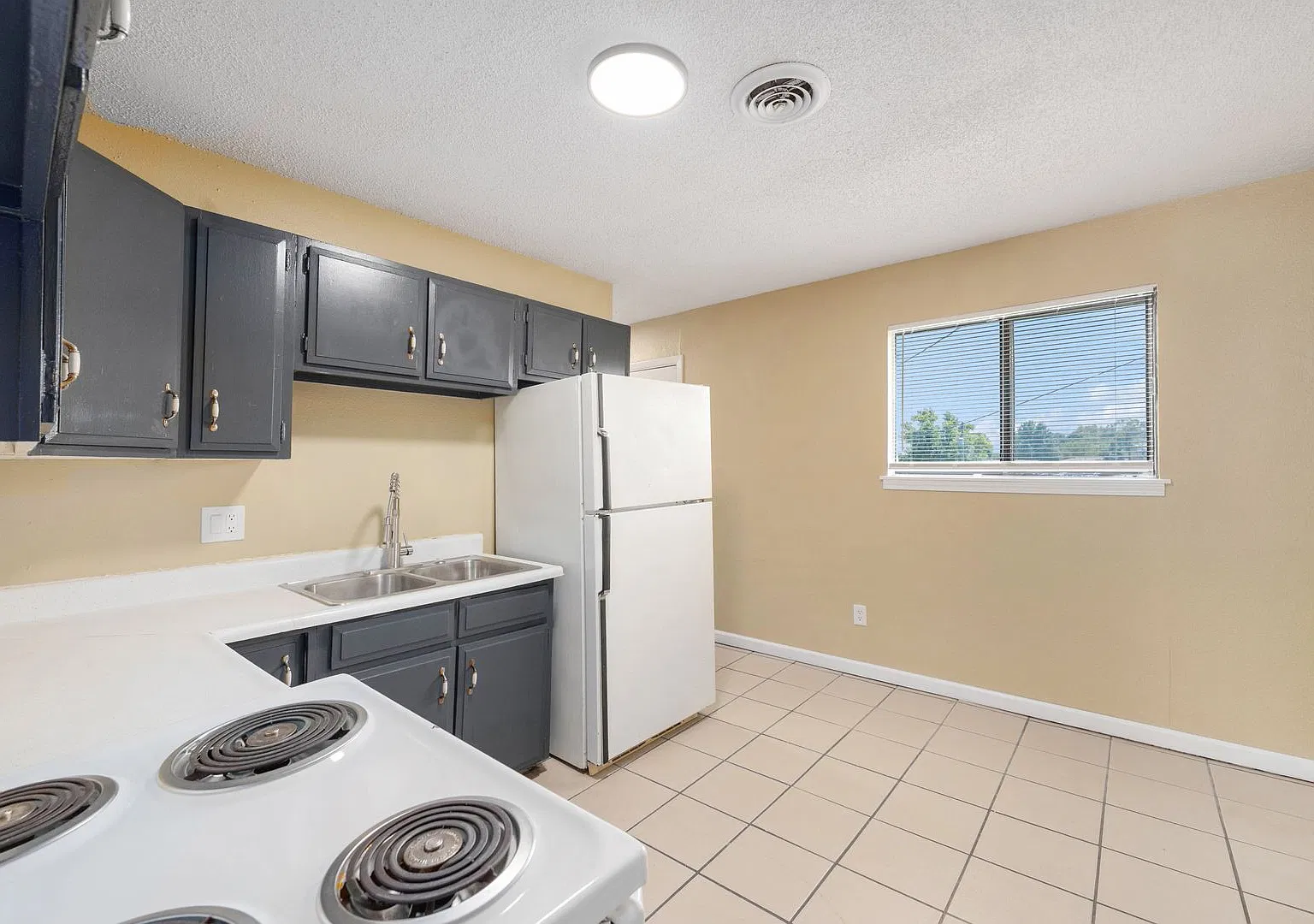 Beautiful 2BR/1BA Duplex in Independence! — Photo 2
