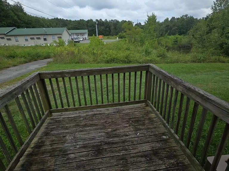 395 Thomas Rd — Photo 9