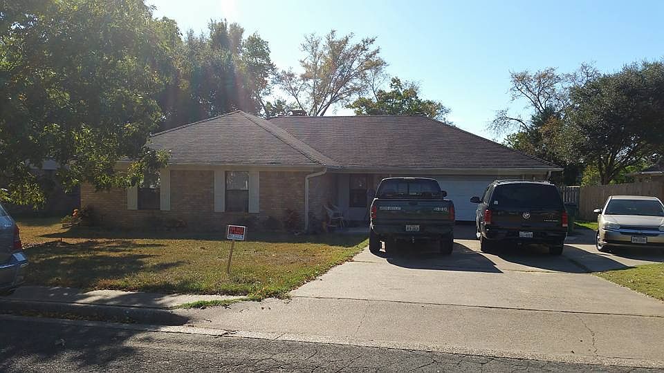 1st image of 402 Ravenwood St