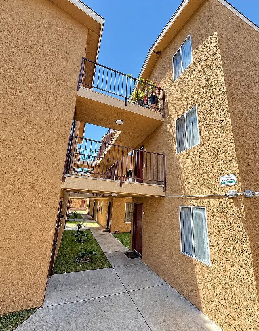 3 bed, 1050 sqft, $2,900 — Photo 2