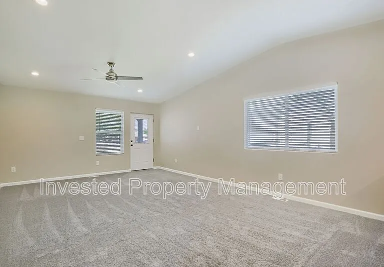 6822 Niagara St — Photo 3
