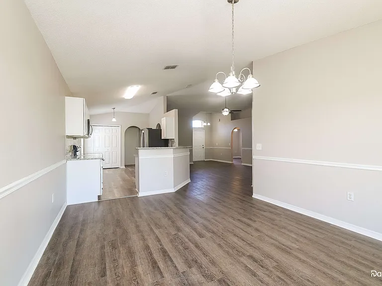 416 Elgin Blvd — Photo 8