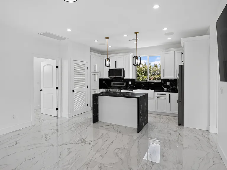2219 Belmont Ln — Photo 4