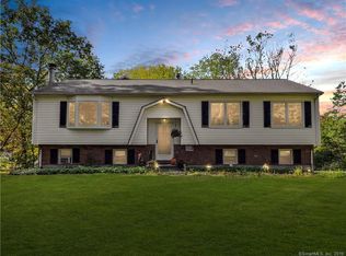 346 Quassapaug Rd, Woodbury, CT 06798