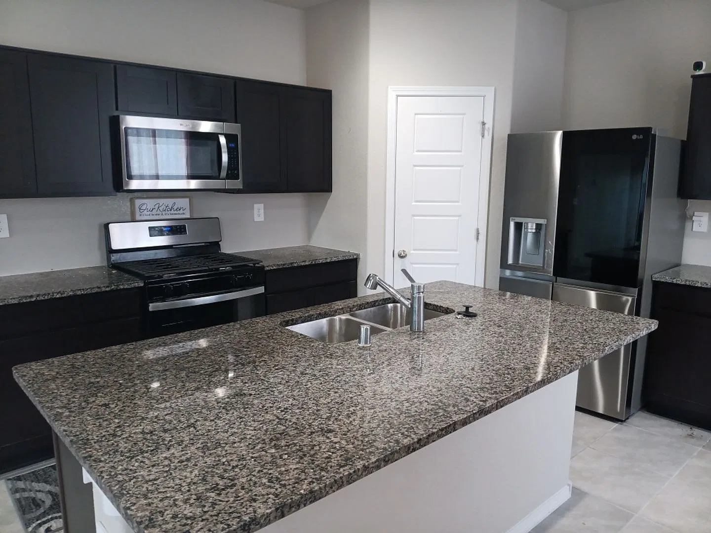 3 Bedroom, 2 Bathroom Home! Schedule a Showing Soon! — Photo 4