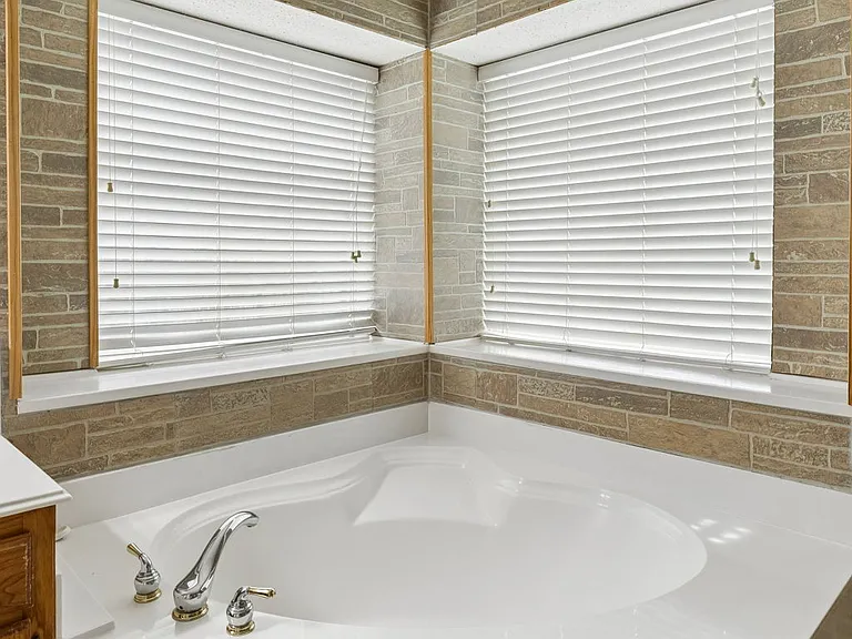 300 Thomas Dr — Photo 23