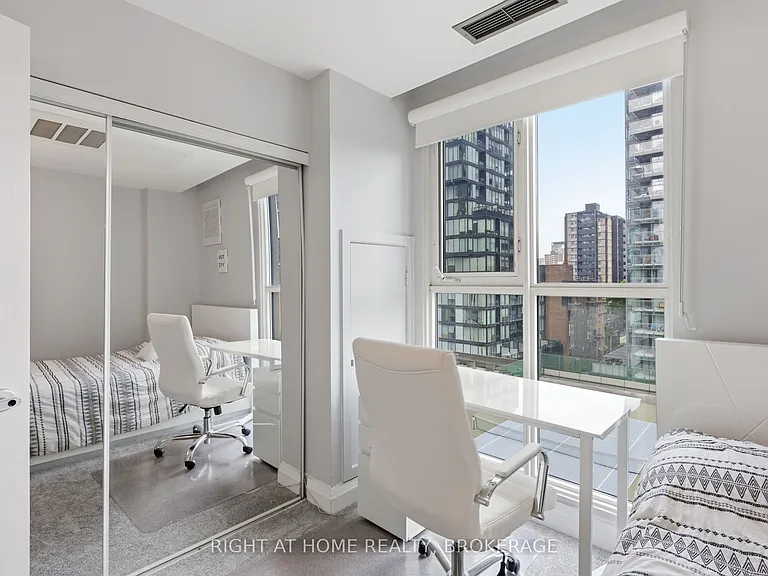 8 Wellesley St E #802 — Photo 22