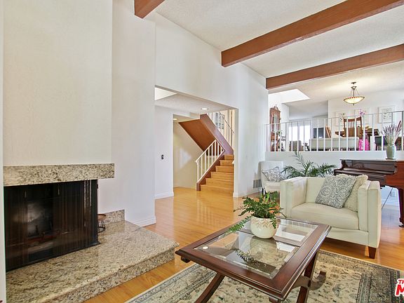 3rd image of 1818 Palisades Dr