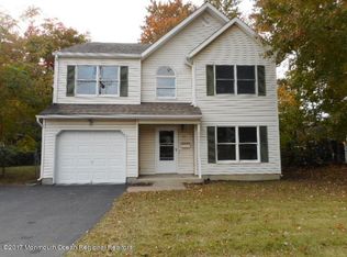 12 Grove St, Middletown, NJ 07748