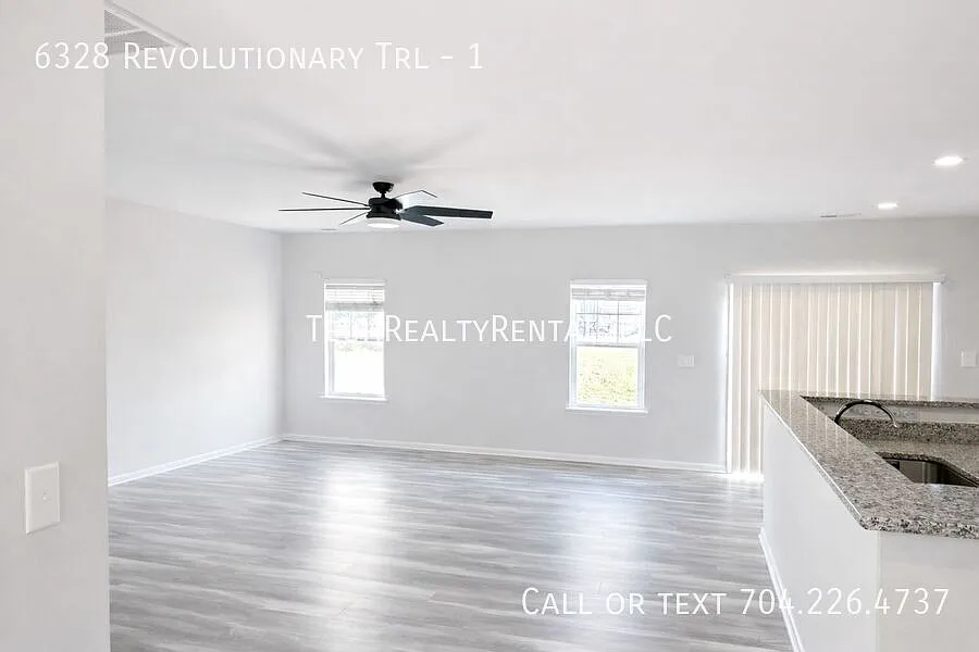 3 bed, 2.5 bath, 1557 sqft, $2,000 — Photo 3