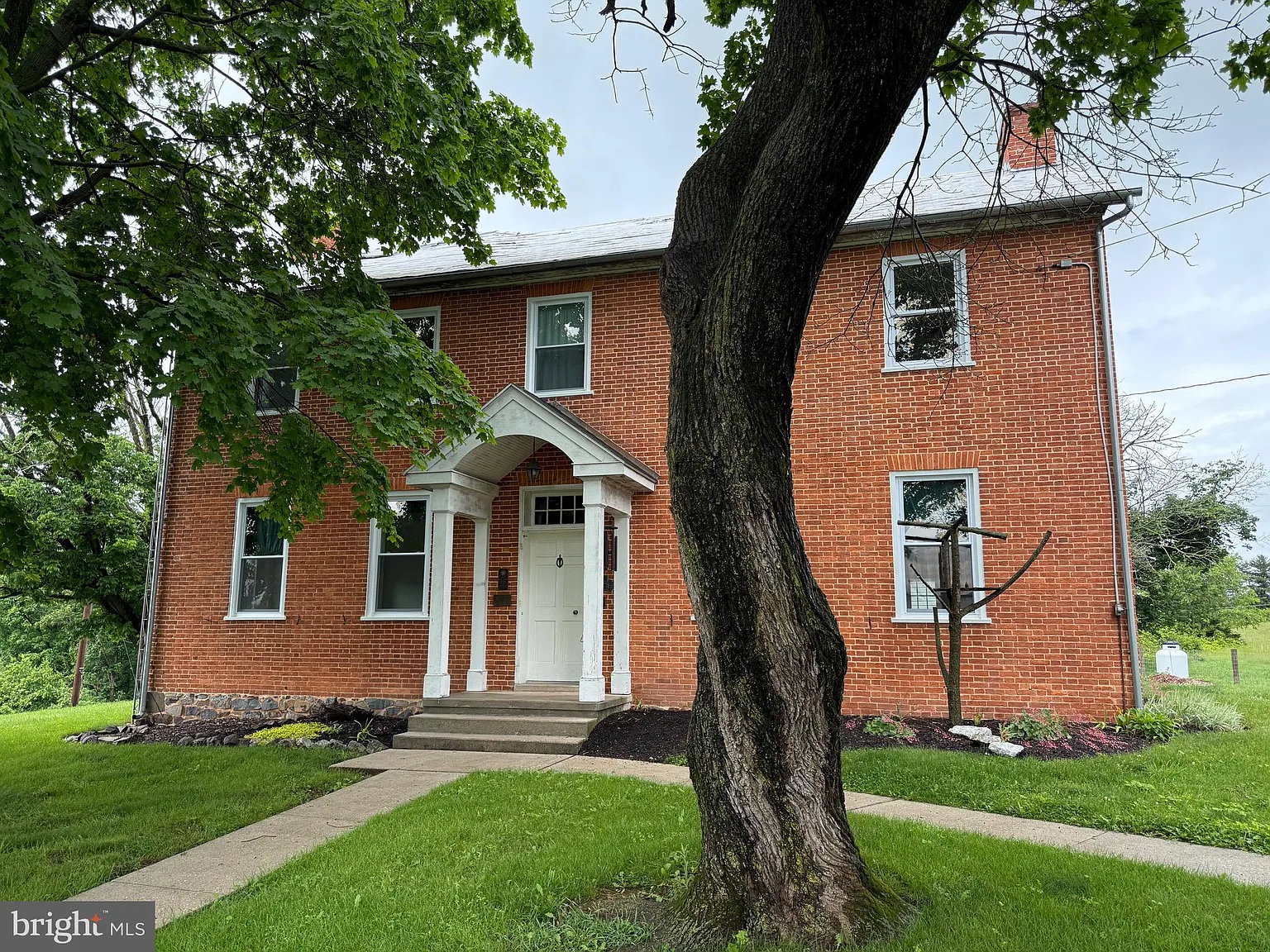 5 bed, 1.5 bath, 3080 sqft, $2,800 — Photo 2