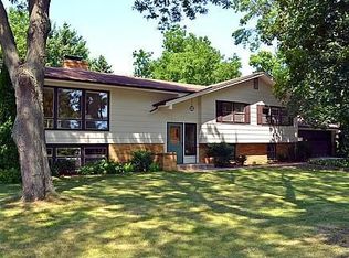 921 Woodlynn Ave, Roseville, MN 55113
