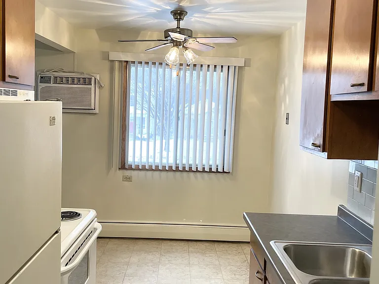 Como Lakes Apartments — Photo 23