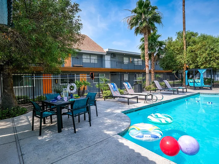 Fifteen 50 Apartments - Pool