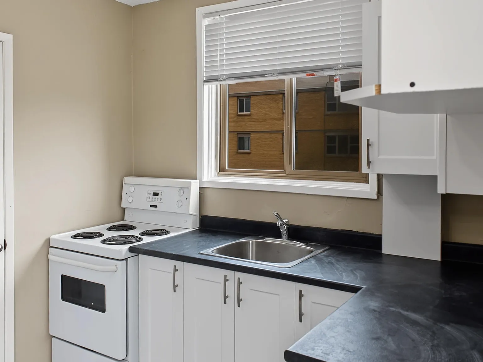 Laurentian Apartments — Photo 4