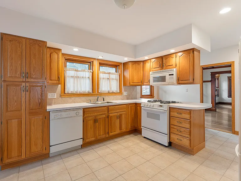 29-31 Chatham St #1 — Photo 16