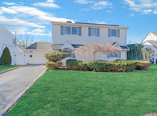 12 Cable Ln, Hicksville, NY 11801