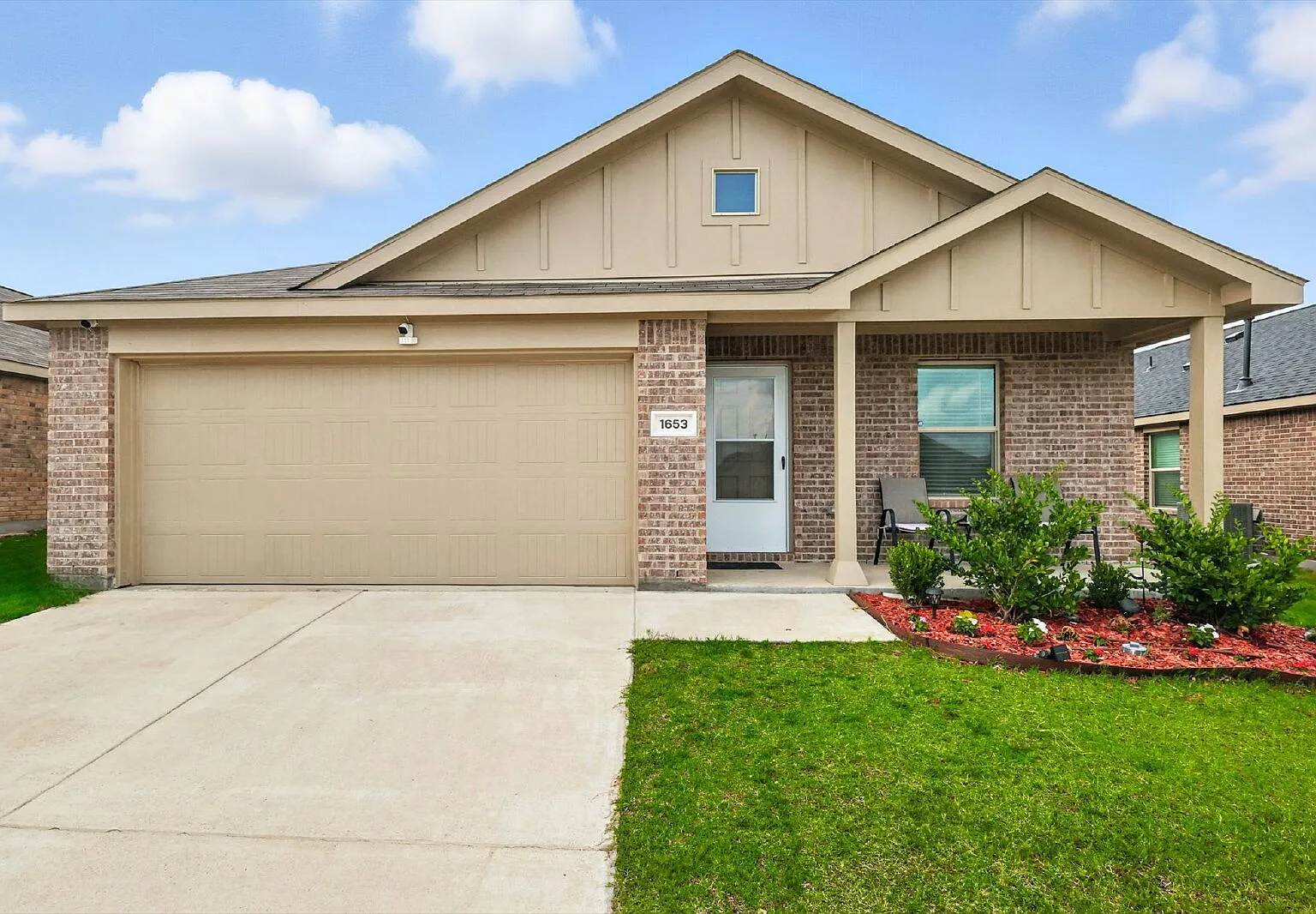3 bed, 2.0 bath, 1325 sqft, $2,200 — Photo 2