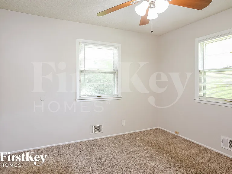 1043 E Lexington Ave — Photo 10