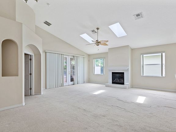4th image of 788 Crestwood Dr