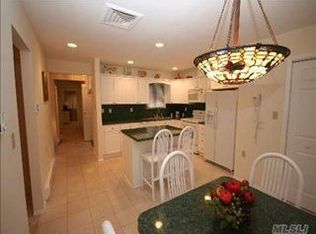 110 Strathmore Gate Dr, Stony Brook, NY 11790