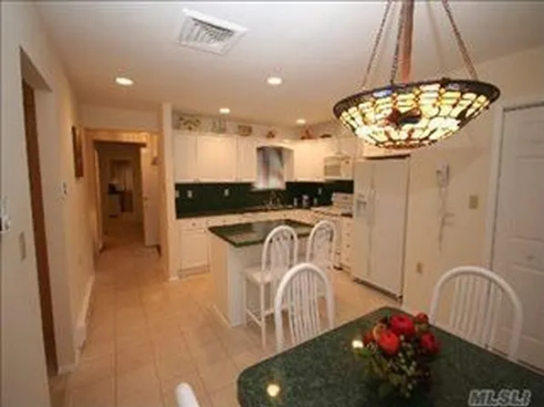 110 Strathmore Gate Dr, Stony Brook, NY 11790