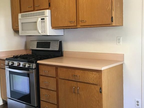 Kitchen, with Gas Stove!