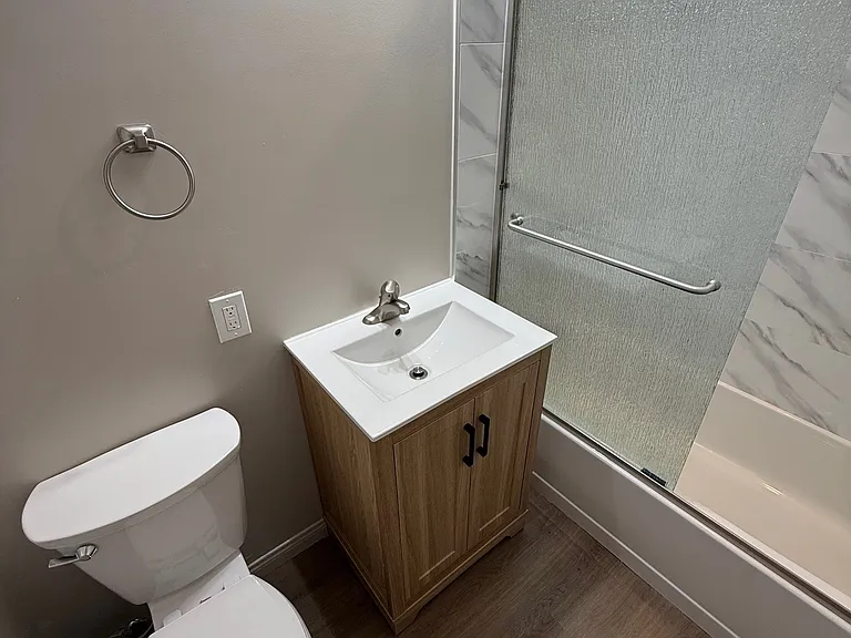 503 N Ventura Street Apt 5 Bathroom 3_06182025
