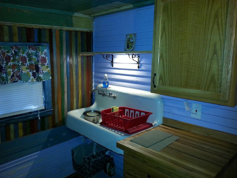 1st image of 410 W 6th St