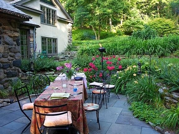 36 Big Trail Outdoor Dining
