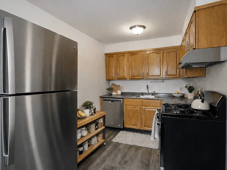 Hillcrest Apartments — Photo 11
