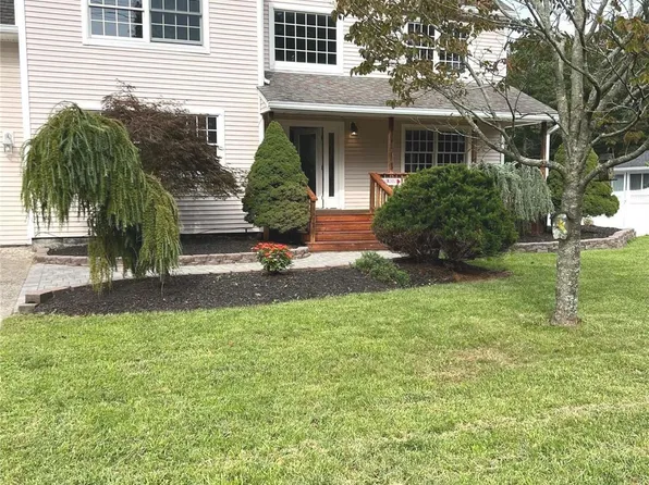 205 Horseblock Road, Farmingville, NY 11738