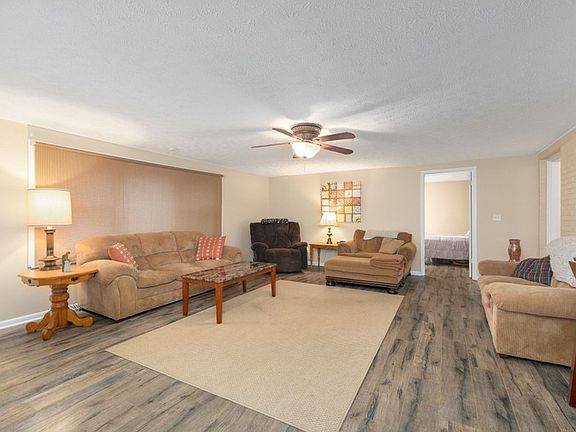 5th image of 207 Ross Ave