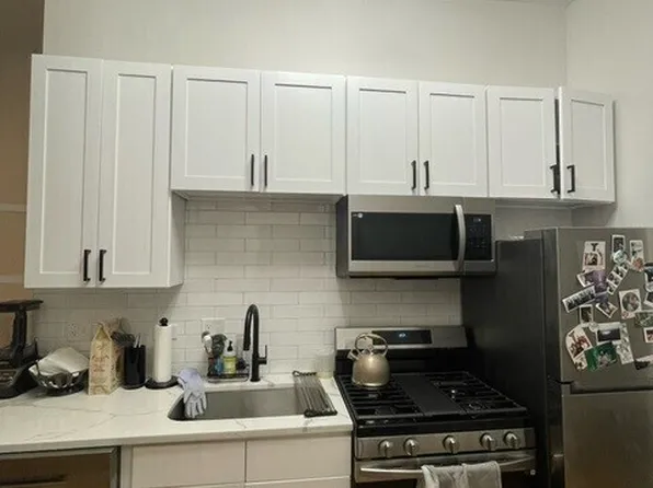 1112 W 18th St APT 2F, Chicago, IL 60608