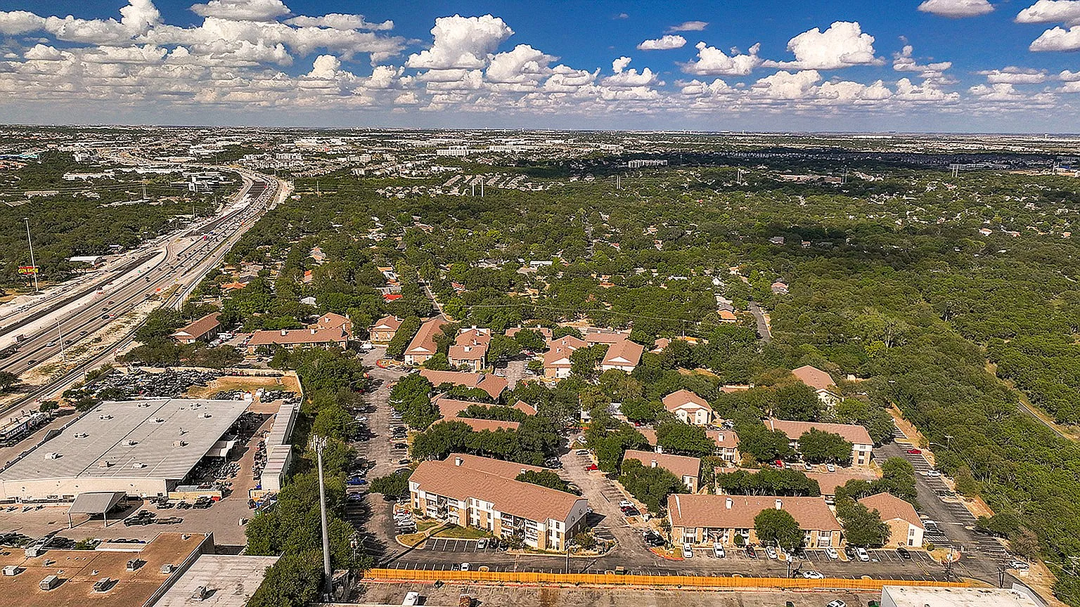 Cricket Hollow Apartments — Photo 1