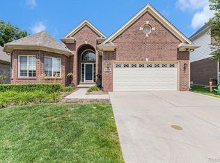 30029 Trailwood Dr, Warren, MI 48092