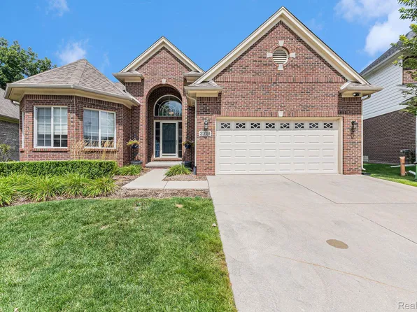 30029 Trailwood Dr, Warren, MI 48092