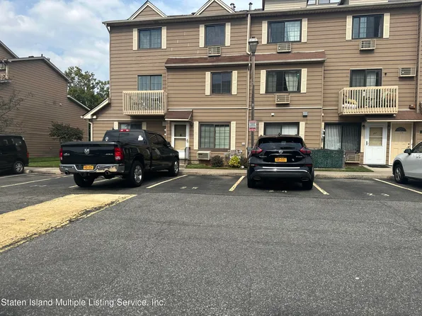 31 Gardenia Ln, Staten Island, NY 10314