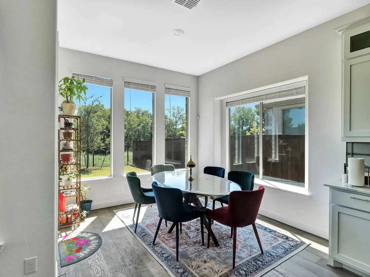 Beautiful luxury home with two floors, nestled in a serene greenbelt, offering 3 spacious bedroom... — Photo 4