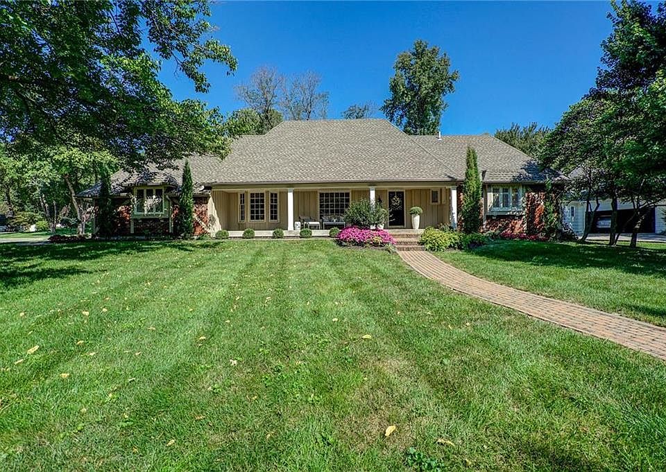 Home sits on .5 acre cul de sac lot w/ side entry garage.