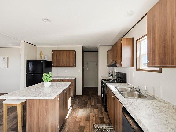 4th image of 5 Meadowlake Cir