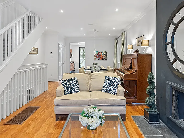 111 Summerhill Ave — Photo 8