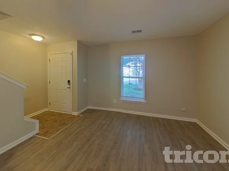 76 Springway Dr — Photo 2