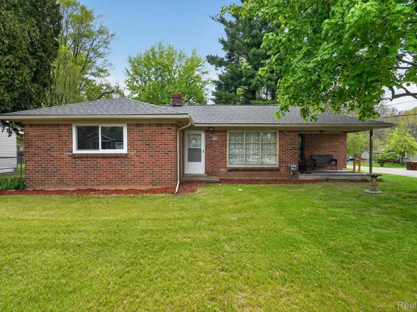 403 Pond St, Pinckney, MI 48169