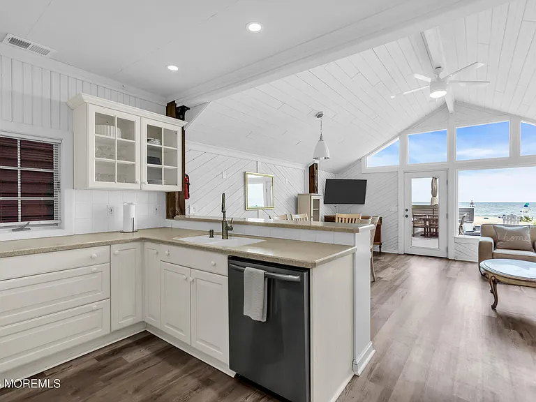 55 Beach Front — Photo 24