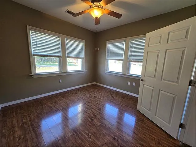 300 Saint Charles Blvd — Photo 19