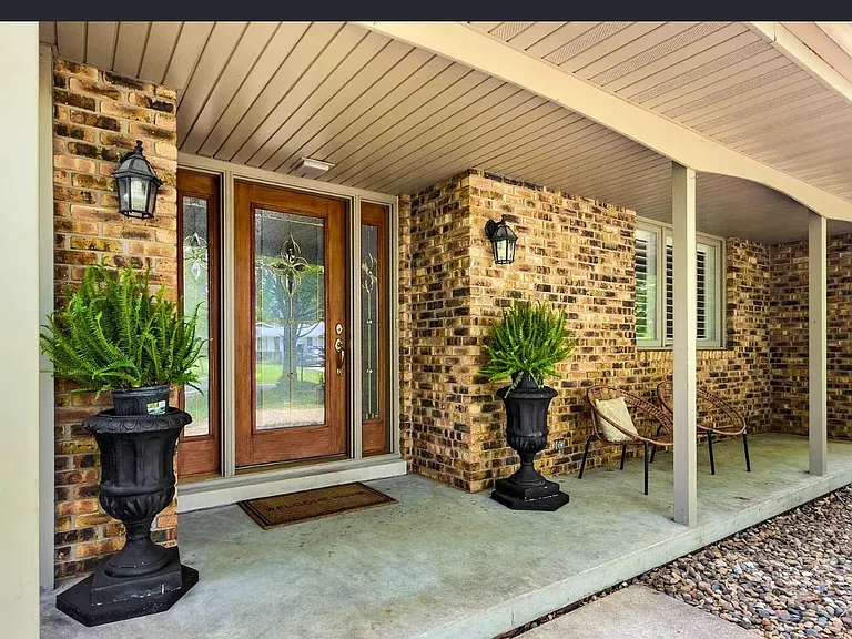 210 E Morningside Dr — Photo 2