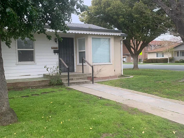 249 N Fremont, Manteca CA. Lovely corner lot