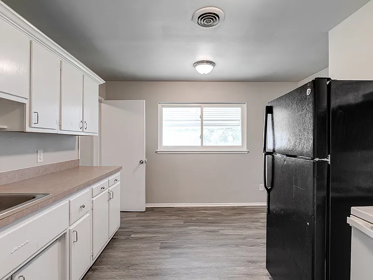 2106 Wood St — Photo 5